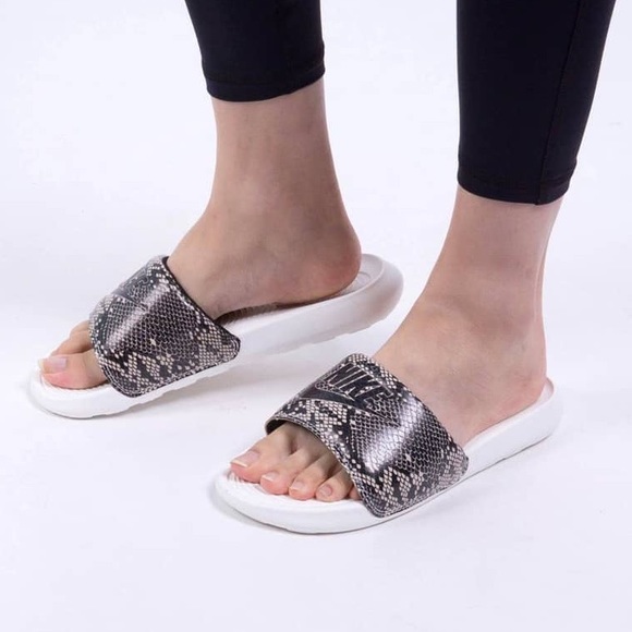 Women's Nike Victori One "Snakeskin" Print Slides, NWT - Picture 2 of 9